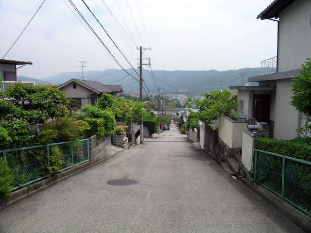 『松が丘町』周辺の住宅地。坂の多い街ですが、区画が整い、緑豊かです。