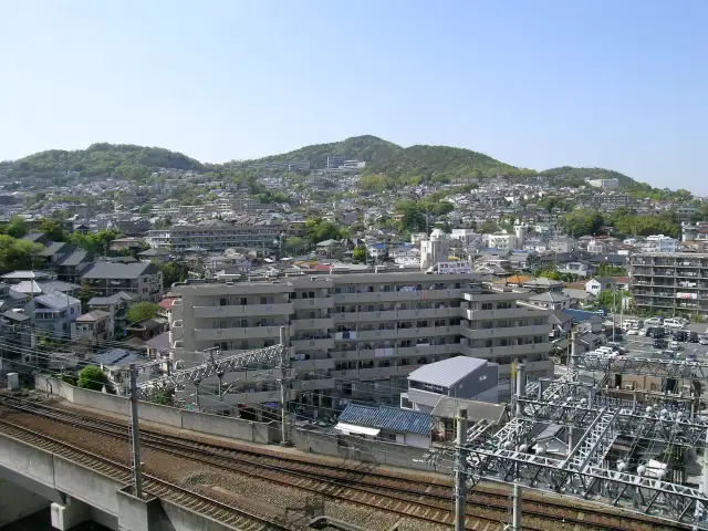 駅前から『花屋敷1丁目』周辺を見る。山手の住宅地は、『雲雀丘山手』や『花屋敷荘園』などの住宅地