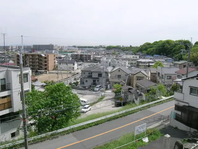 『久代』周辺。右奥の緑は伊丹台地の崖沿いの雑木林。