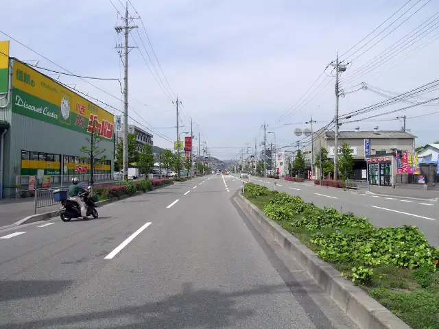 このエリアを南北に走る県道13号尼崎池田線（通称：産業道路）