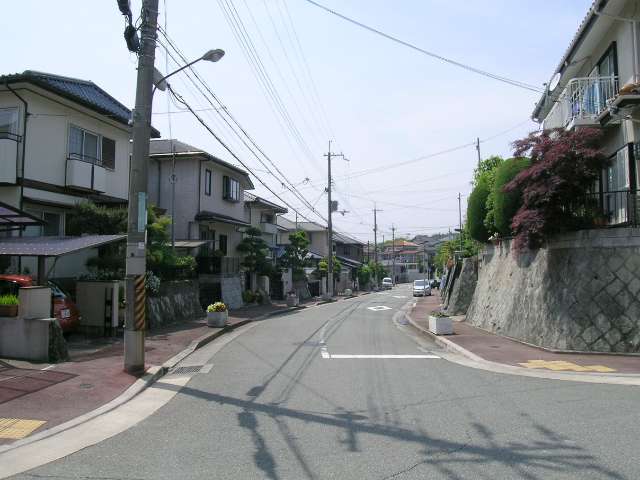 小高い丘の上に広がるニュータウン、『伏尾台』 タウン内には学校や買物施設が揃っています。