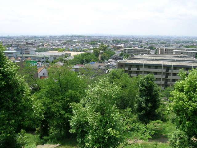 五月丘の住宅地を見下ろす。街の各所から大阪平野を望めます。