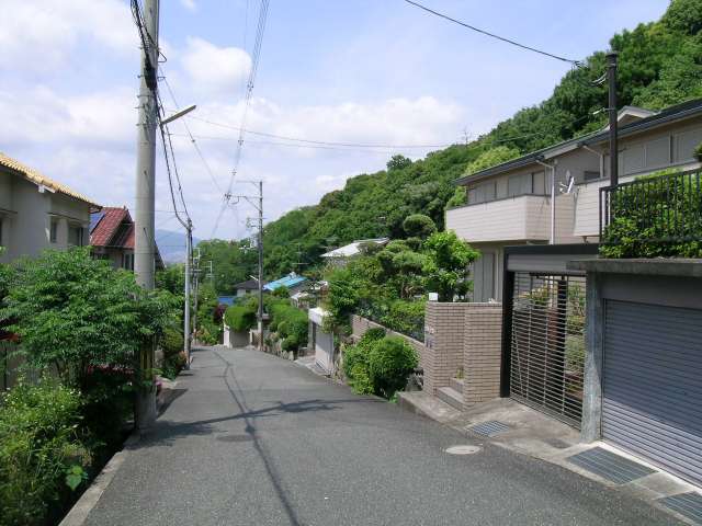 五月山公園に近い、『五月山5丁目』の緑豊かな住宅地。小鳥のさえずりが聞こえてきます。