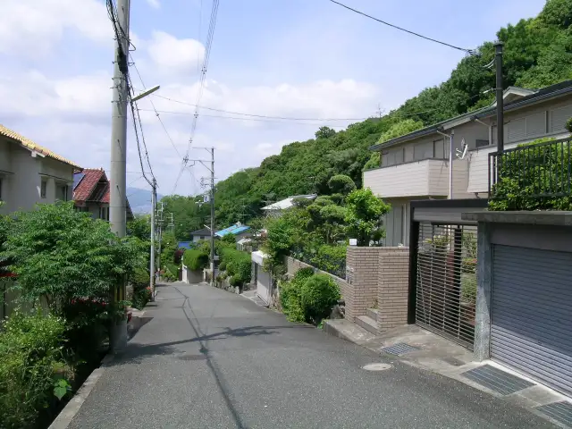 五月山公園に近い、『五月山5丁目』の緑豊かな住宅地。小鳥のさえずりが聞こえてきます。