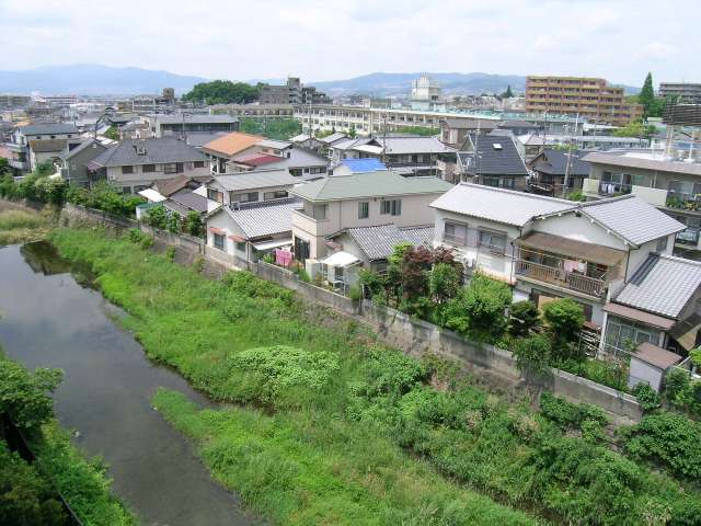 このエリアはマンションと一戸建てが混在する住宅地。近くを箕面川が流れています。