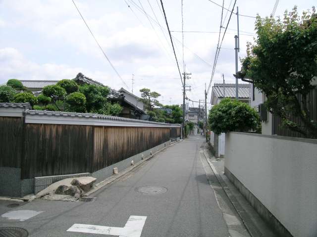 旧西国街道。道幅が狭い場所が多いですが、趣のある街並です。