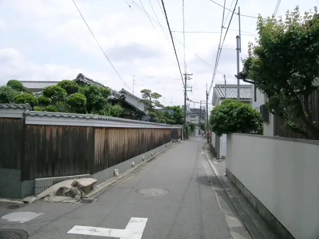 旧西国街道。道幅が狭い場所が多いですが、趣のある街並です。