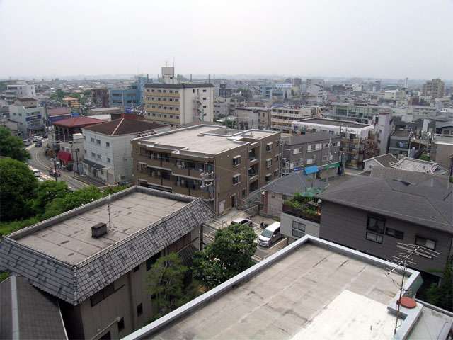 商業ビルが多く立ち並ぶ阪急「石橋阪大前」駅周辺。昔から交通の要所として栄えてきた街です。