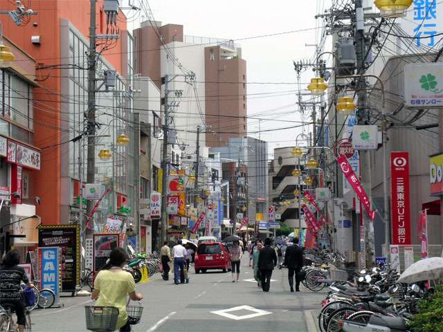 対面販売の活気のある店が立ち並ぶ『石橋商店街』
