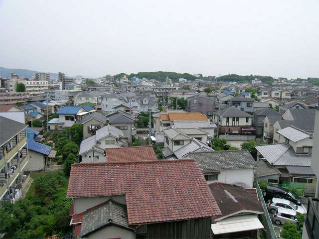 『住吉』、『石橋』周辺。遠くに見えるのが、待兼山。古い書物にも登場する由緒ある山です。