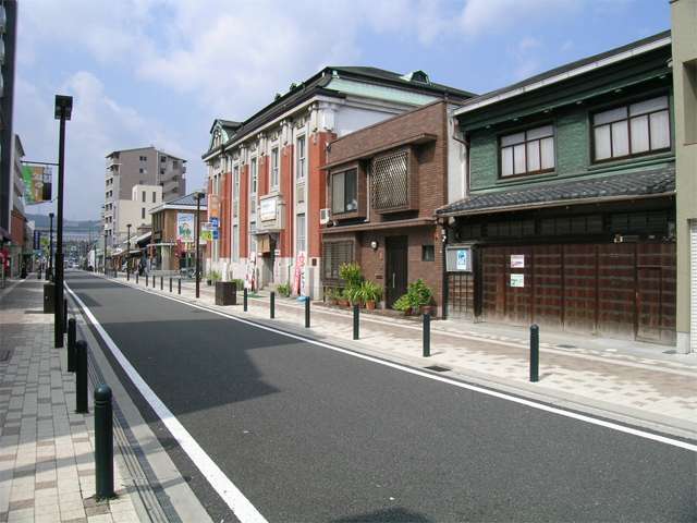 『栄本町』の街並。『市立上方落語資料展示館』や伝統的な建築物があります。