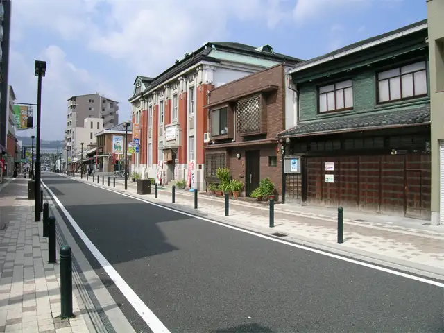 『栄本町』の街並。『市立上方落語資料展示館』や伝統的な建築物があります。