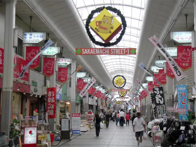 駅前から北に伸びる『サカエマチ1番街、2番街』の商店街