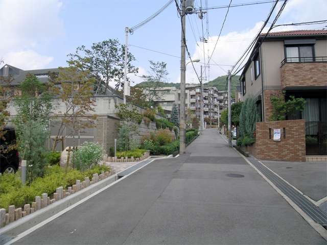 五月山の麓、ゆるやかな南斜面地に住宅地が広がる『建石町』周辺。