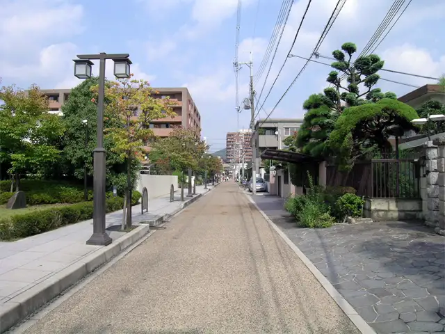 各家の生け垣や植栽が美しい『満寿美町』の街並