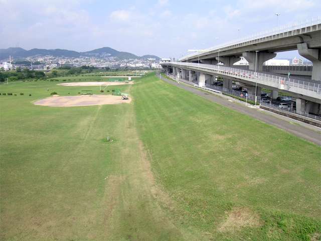 猪名川の河川敷には、『猪名川運動公園』があります。高架橋は阪神高速池田線。