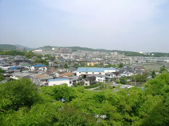 山が近く、各所に雑木林も残り、たいへん自然豊かな住環境。