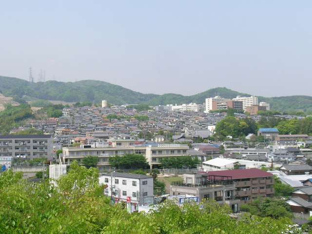 『粟生間谷東』の住宅地。ほとんどの場所が日当りの良い南斜面地で、区画が整っています。