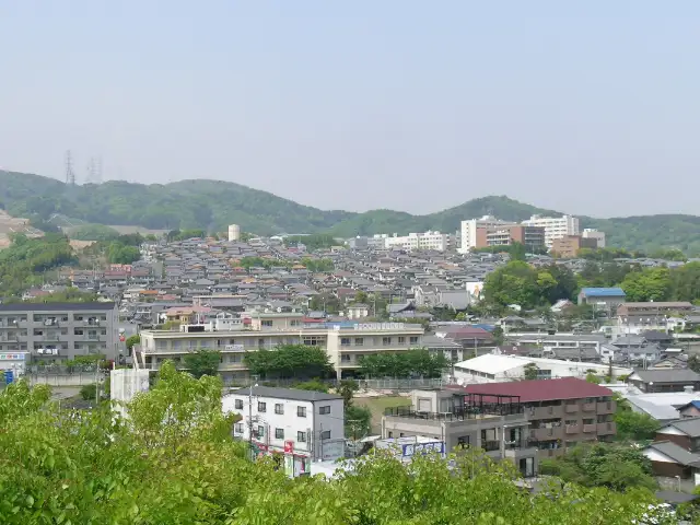 『粟生間谷東』の住宅地。ほとんどの場所が日当りの良い南斜面地で、区画が整っています。