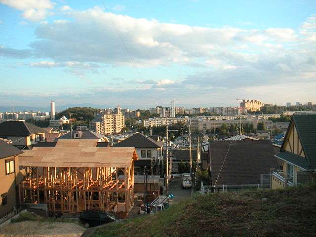『粟生間谷西』から南方向を望む。勝尾寺川の南側には団地やマンションも多く建ち並んでいます。