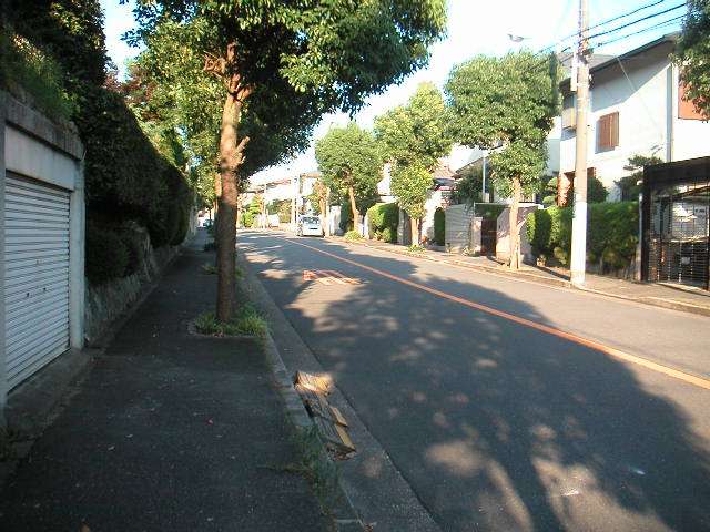 『粟生外院3丁目』周辺。敷地の広い一戸建てが建ち並ぶ区画の整った住宅地です。