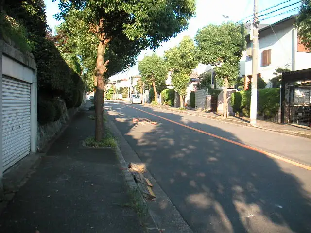『粟生外院3丁目』周辺。敷地の広い一戸建てが建ち並ぶ区画の整った住宅地です。
