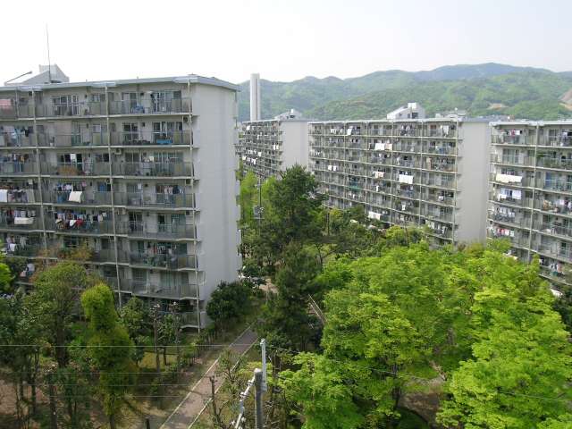粟生第四住宅。敷地にゆとりがあり、公園や緑道があり、緑豊かです。