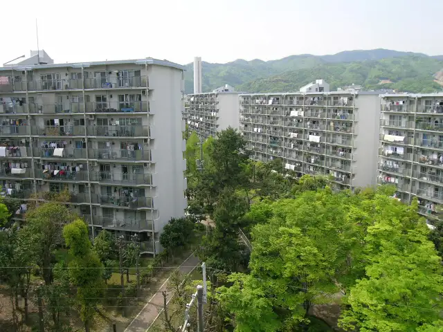 粟生第四住宅。敷地にゆとりがあり、公園や緑道があり、緑豊かです。