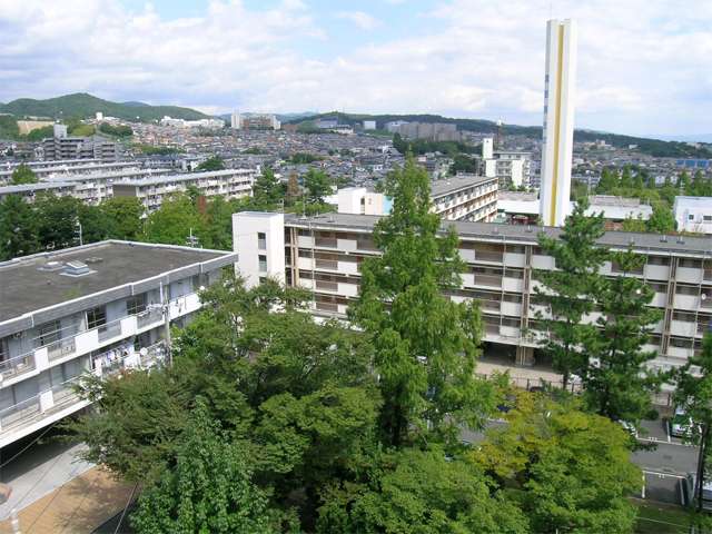 粟生第四住宅周辺。山が近く、街の各所から山の緑を楽しむことが出来ます。