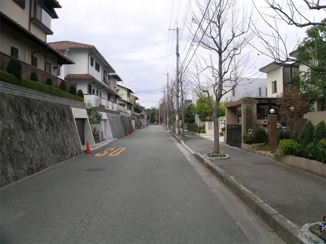 『小野原西3丁目』周辺。区画の整った住宅地です。