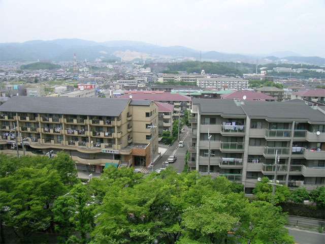 『小野原東』は区画が整った住宅地。駅からは少し距離がありますが、各種生活施設が揃っています。
