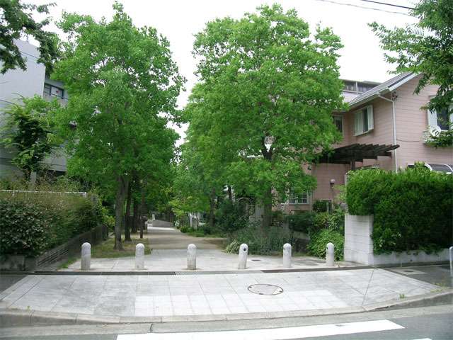 町の各所に緑道が設けられ、人にやさしい街作りが行われています。