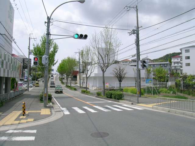 山の麓を東西に走る、街路樹のきれいな『箕面池田線』。お洒落なお店も多く建ち並んでいます。