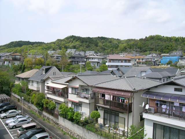 緑が多く、閑静な『外院3丁目』の住宅地。野鳥も見られ、自然豊かです。