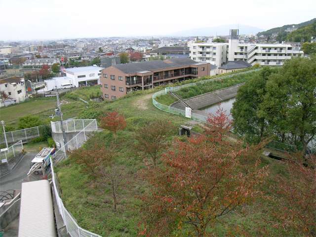 ため池が多く、緑豊かな『白島』周辺。すぐ北側には箕面の山がせまっています。