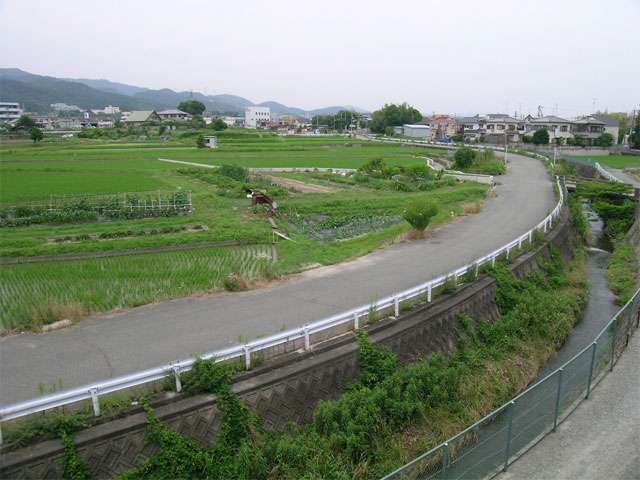 田畑が広がり、のどかな雰囲気の『西宿2丁目』。箕面の山を源流とする千里川は猪名川に注ぎます。