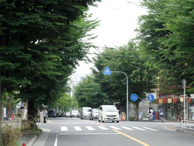 『西宿3丁目』と『今宮4丁目』の間を抜ける通り。各種店舗が立ち並んでいます。