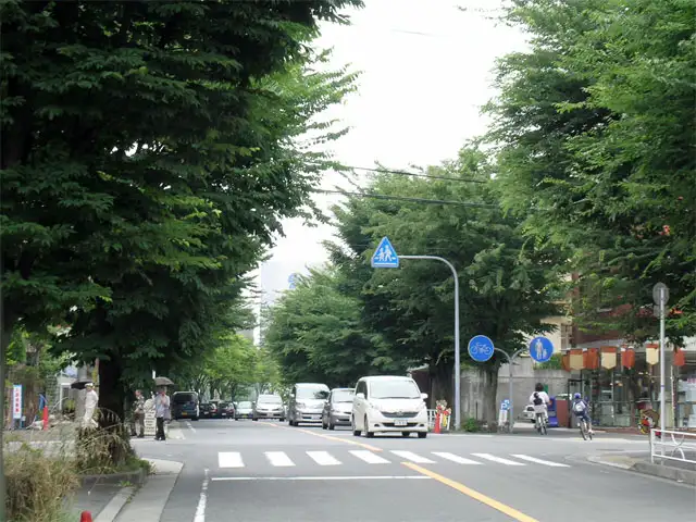 『西宿3丁目』と『今宮4丁目』の間を抜ける通り。各種店舗が立ち並んでいます。
