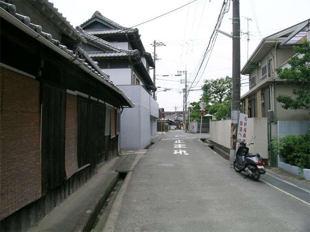 旧西国街道が走る『西宿2丁目』。古い民家も多く残り、趣のある街並。