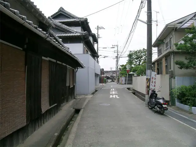 旧西国街道が走る『西宿2丁目』。古い民家も多く残り、趣のある街並。