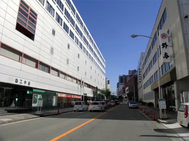 区画の整った街並です。大型の商業施設の他、カフェなどもあります。