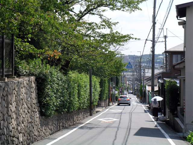 『如意谷1丁目』の街並。緩やかな南斜面地で、一戸建てが中心に建ち並んでいます。