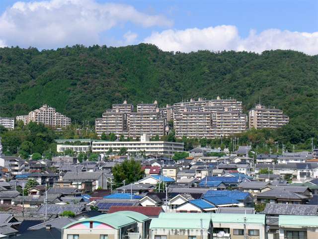 高層棟が建ち並ぶ『ルミナス箕面の森』。賃貸棟と分譲棟があります。