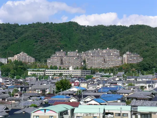高層棟が建ち並ぶ『ルミナス箕面の森』。賃貸棟と分譲棟があります。