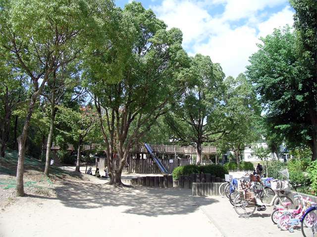 『坊島』の住宅地の中にある緑豊かな『唐池公園』。子供の遊び場やお散歩コースにピッタリです。