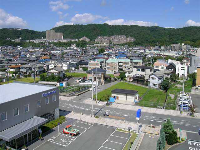 箕面の山の麓、緩やかな南斜面地に広がる『坊島』。一戸建てが中心に建ち並んでいます。