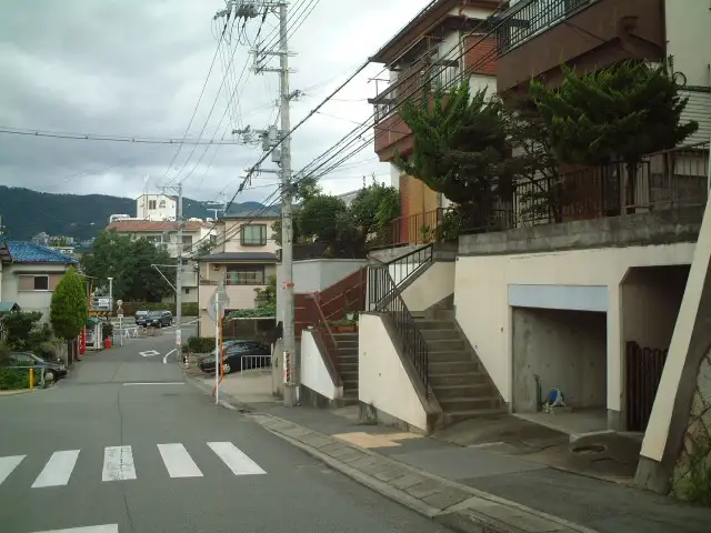 稲5丁目周辺。地勢にアップダウンがあり、区画はやや入り組んでいます。