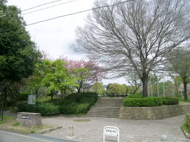 『稲2丁目』にある『西脇公園』。広いグラウンドと大型遊具や滑り台もあります。