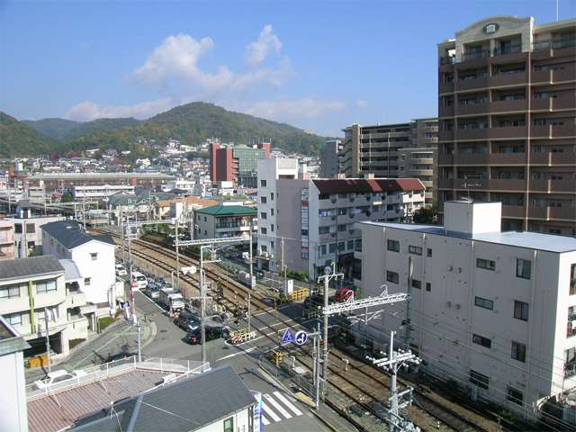 阪急「箕面」駅周辺。すぐ近くに山が迫り、駅前ながら落ち着いた雰囲気があります。