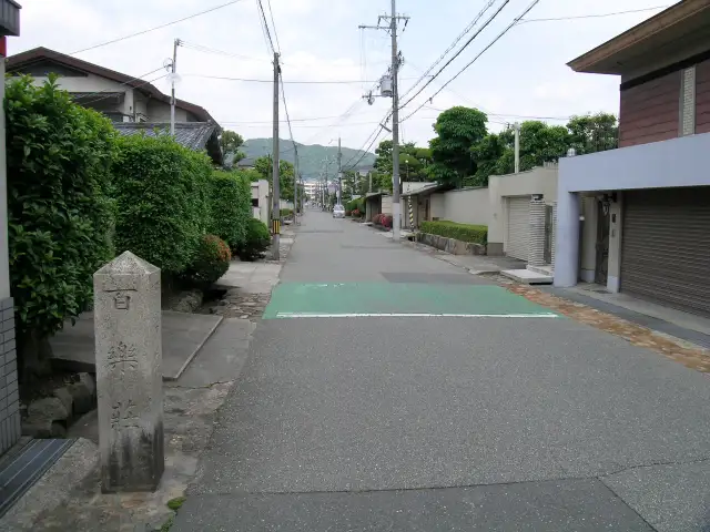 生け垣のあるお屋敷が立ち並ぶ『百楽荘周辺』。区画も整っており、閑静です。